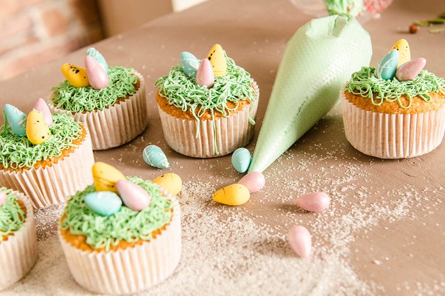 easter-cupcakes-decorating.jpg