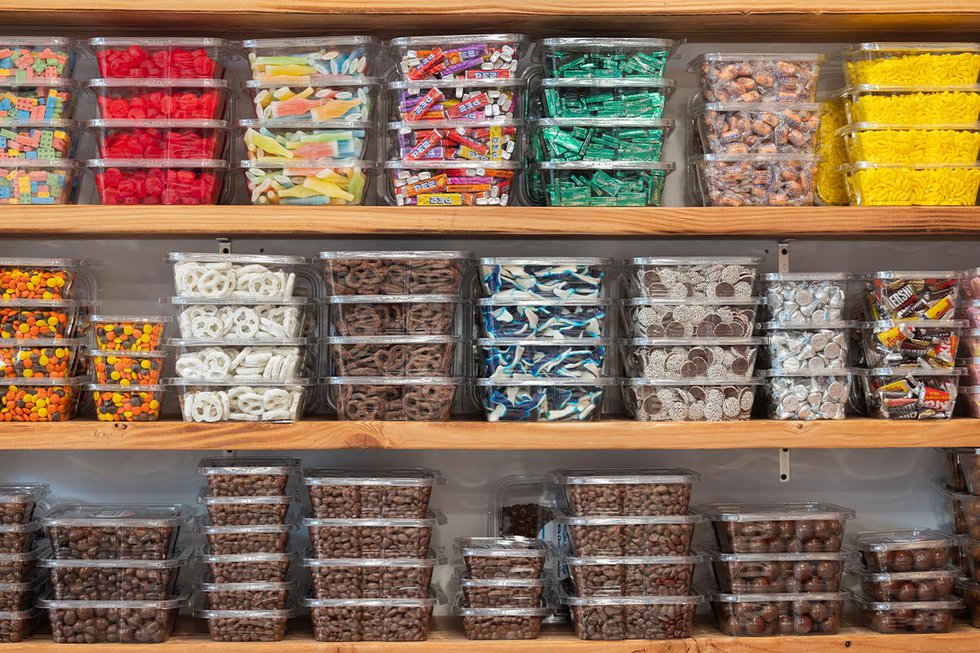 LVSJUN24_GtG_GrandpaJoesCandyShop_Candy_Shelves.jpg