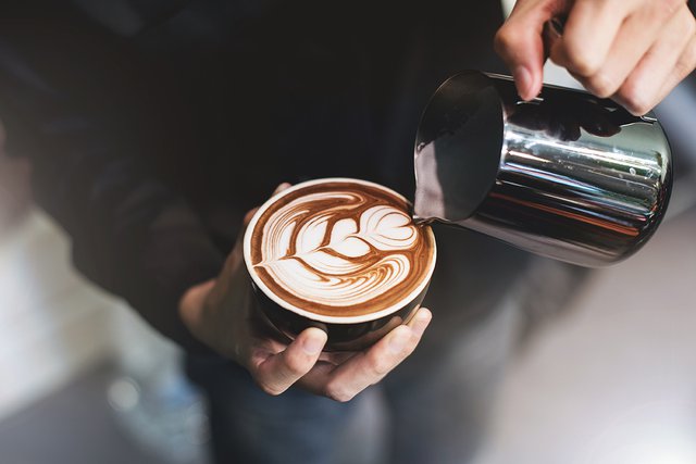 barrista-latte-art-thongsuk-adobestock