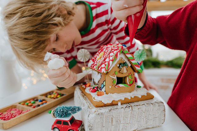 gingerbread-house-decorating-lithiumphoto-adobestock.jpg